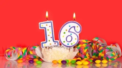 Торт з свічками у формі цифри 16 для дня народження.