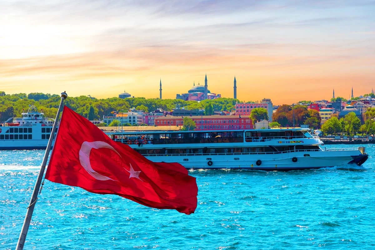 Турецький прапор на тлі Іstanbul та Босфору