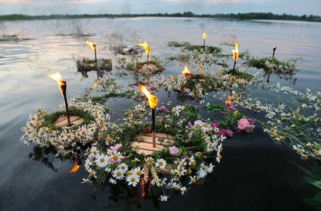 Квіткові вінки з запаленими свічками на воді під час Купали