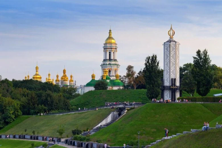 Києво-Печерська лавра та пам'ятник Незалежності на пагорбі