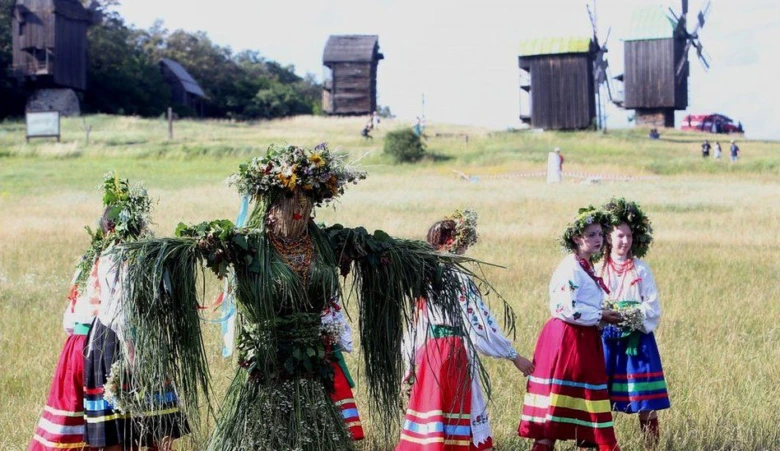 Люди в народних костюмах з кумолом на святі Івана Купала