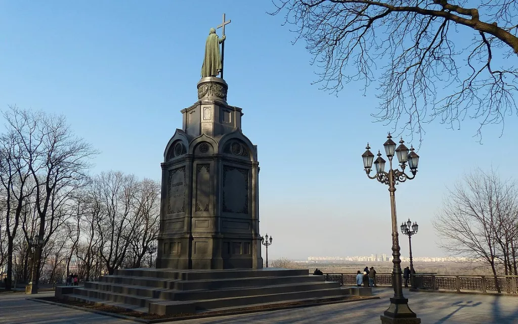 Пам'ятник засновникам Києва на пагорбі з видом на місто