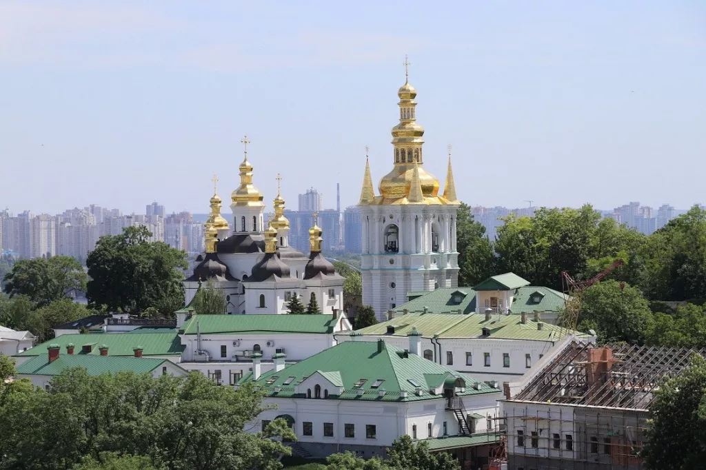 Київська Печерська Лавра з золотими куполами на фоні міста